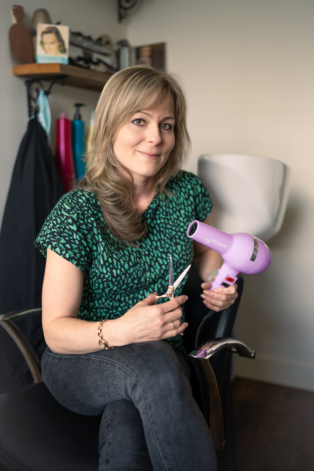 Kapster Samantha aan het werk in haar thuiskapsalon in Amersfoort Vathorst